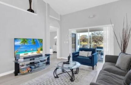 Spacious 3 bedroom pool home with lake view - Foto 2