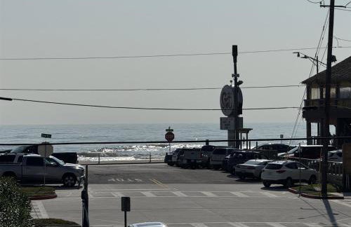 Ocean View 2BR w Hot Tub, Sauna & Wraparound Deck - Steps to Beach - Photo 12