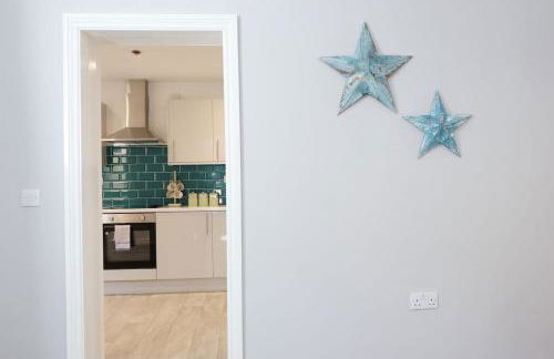 Modern 3 Bed - M4 ACCESS - Wi-Fi - Photo 60