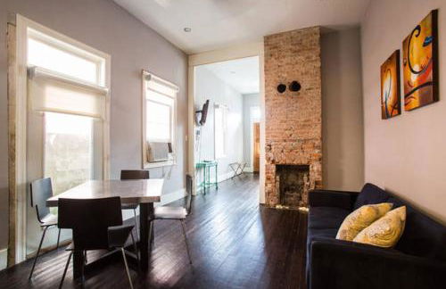 Modern Condo Blocks from Quarters - Foto 8