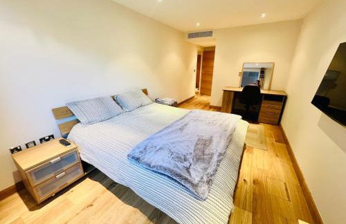 Chelsea Riverfront 2BR & Balcony - Foto 26