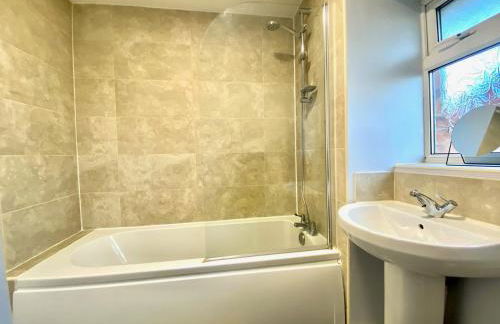 Spacious 3BR Home with Garden and Parking - Photo 8