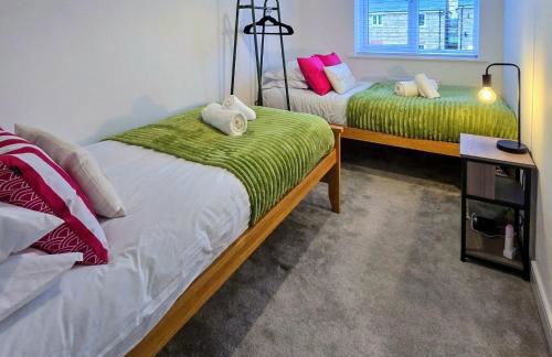 Stylish Innsworth home with garden & parking - Photo 4