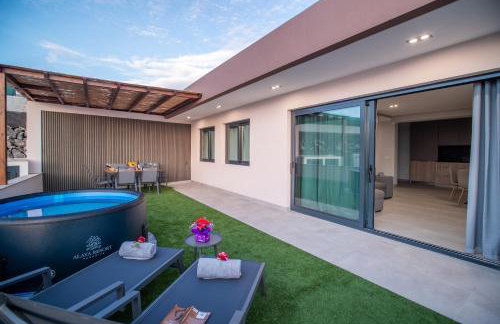 Apartamento de Lujo con Jacuzzi Privado, Piscina y Vistas al Mar - Foto 41