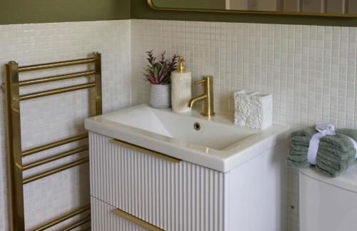 Modern Home on Edge of Cotswolds Private Parking - Photo 21