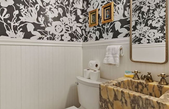 Elegant Spring Stay on Peaceful Retreat - Photo 55