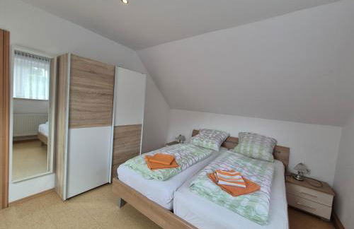 Komfortable 90 qm Ferienwohnung Berta mit 3 Schlafzimmern Küche Balkon Wohnzimmer mit großem LED TV InternetWiFi Flatrate und kostenlosen Parkplatz inklusive in Brilon Madfeld mit Rechnung - Foto 8
