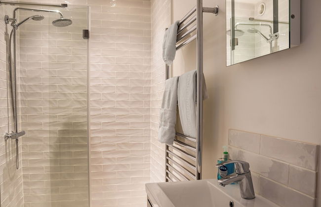 Stunning 5 Bed in the Centre of Bourton - Photo 8