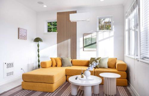 Rare 2BR Modern Urban Escape Free Parking - Foto 1