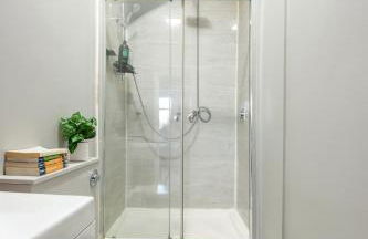 Sunny Corner Apartment in Center of London - Photo 18