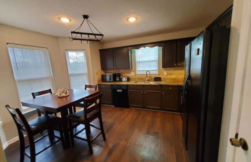 Lovely 5 Bedrooms, 3 Full Baths Home Near Parks! - Foto 20