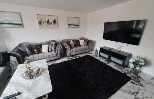 SAV 5 Bed Luxury House Leicestershire - Photo 13