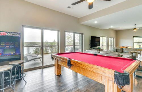 Lavish Retreat with Decks, Steps to Table Rock Lake! - Foto 20