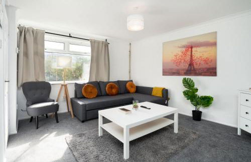 Spacious - 3 Bed - Free Parking - by Holiday Homes - Foto 7