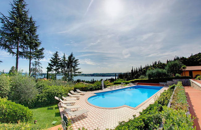 Lovely Flat With Shared Pool and Amazing Lake View - Photo 1