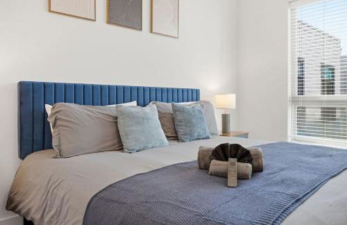 Skyline Retreat - Free Parking, Pool, Balcony - Foto 31