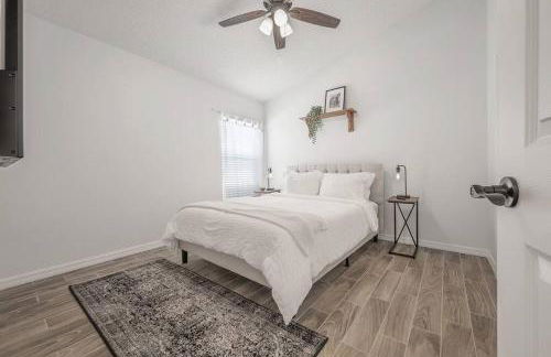 Newly Renovated 4BR 2B Riverview Oasis with King - Foto 18