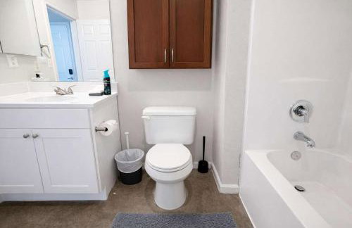 2BR Urban Loft Haven - Rooftop Games & Fitness - Foto 13