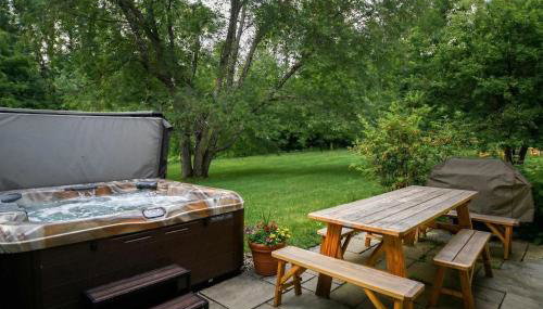 1820 House - VT Charm + Modern Comforts + Hot Tub - Foto 4