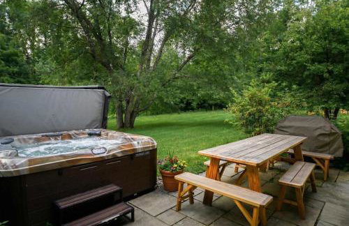 1820 House - VT Charm + Modern Comforts + Hot Tub - Foto 2