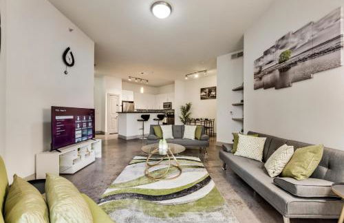 Tasteful 2BR I Pool I Gym I Parking I Workspace - Foto 1