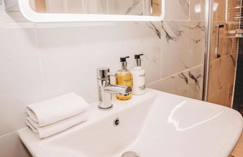 Cottage with Hot Tub - near Cheltenham and Tewkesbury - Photo 33