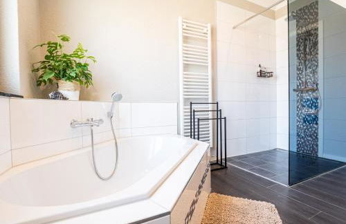 Design Apartment zentral für 6 in Andernach: Ausblick, WiFi, Küche - Photo 33