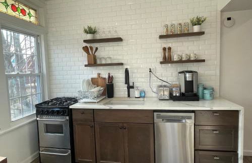 Gorgeous Victorian House!! Entire suite in SAM's home - Foto 41