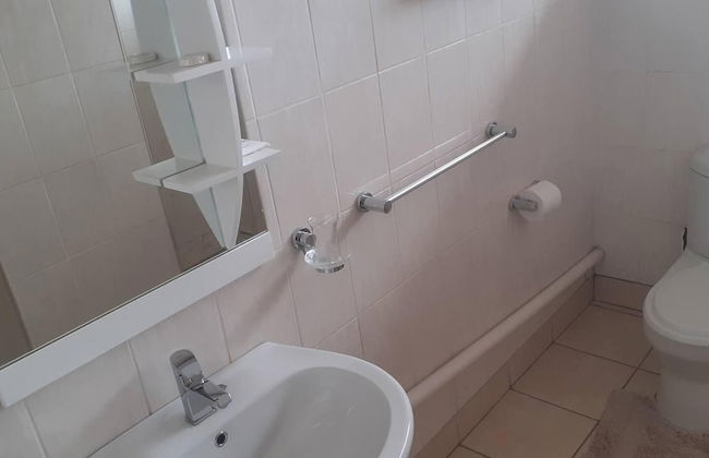 Spacious Executive Holiday Apartment In Bulawayo - Photo 17