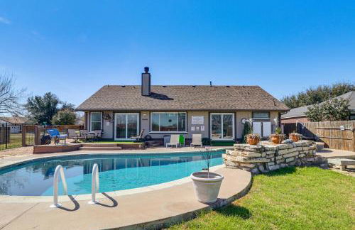Hot Tub, Pool, and Fire Pit! Solar-Powered Hutto Gem - Foto 1