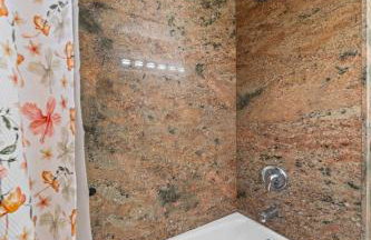 Entire Private Home with 4 Bedrooms 2 Bathrooms, Hot Tub, King Bed, 80 TV, Gated Yard, Ranch Style, Available Now - Foto 38