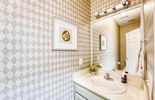 Spacious Modern Retreat with Game Room & Fire Pit near Trails - Foto 5