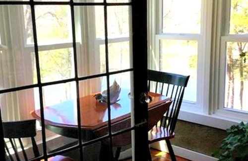 Luxurious Riverfront Cottage with a Hot Tub and a Fireplace near the Twin Lakes, Connecticut - Foto 15