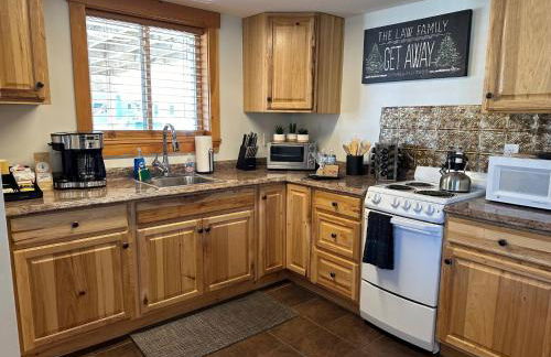 The Chalet - Spacious 7 bedroom near Sugarloaf, on Snowmobile and UTV trails, Hiking, Golf and Flagstaff Lake across the street - Foto 23