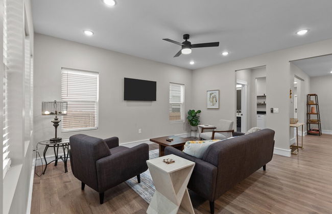 Bright Urban Comfort | JZ Vacation Rentals - Photo 28