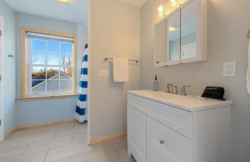 Lakefront Home with Private Beach Access & Hot Tub - Foto 38