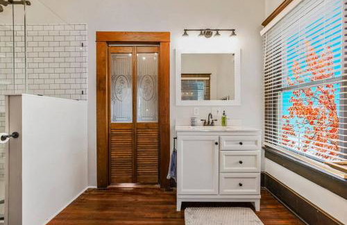 Historic Charm: Spacious 4BR Retreat Sleeps 11 - Holiday Home - Foto 14