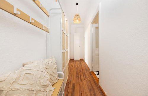 Central 6 Beds Apartment, Group & Family Friendly, Kitchen, Washer, Work Station, Netflix & PayTV - Photo 22