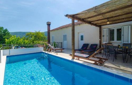 Tranquil Villa with Pool - Photo 23