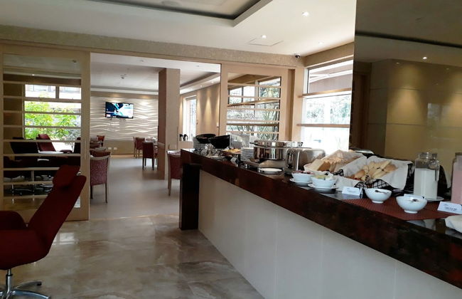 Hotel Plaza Suites - Photo 34