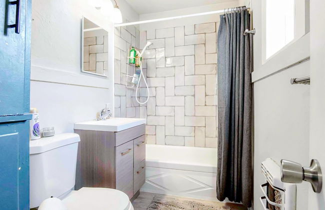 2BR Cozy House Near Plaza District - Photo 13