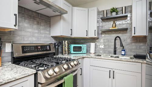 Vibrant Family Retreat~Sleeps 8~2 Kings~ Game Room - Foto 4, stove, pet friendly, toaster, minibar