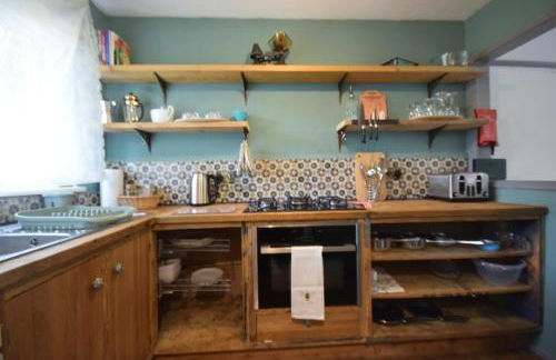 Stylish 1BR Retreat with Garden and Rustic Kitchen - Foto 2