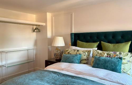 Boutique High Street Apartment In Crickhowell - Photo 35