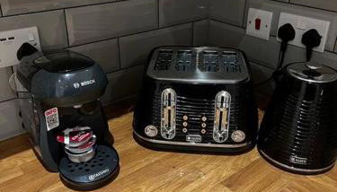 No1 Lux Apartment Nuneaton with Gated, Private Parking - Foto 5, stove, toaster, minibar