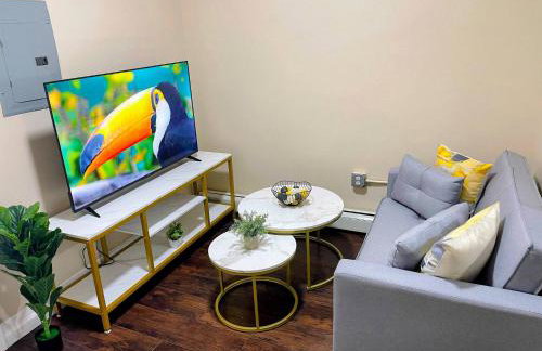 Cozy 2BR Brick Haven! Near light rail! 35m to NYC - Foto 1