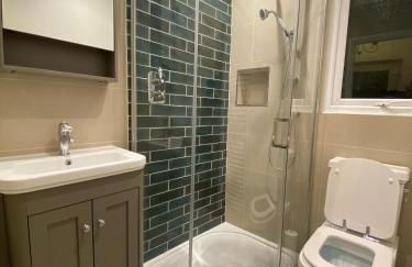 Bikki Apartments - 2 Bed - Free Parking - Own Entrance - Photo 15