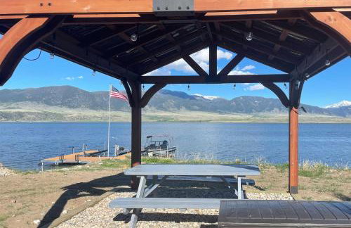 Ennis Lake Studio w/ Kayak, Pool & Fire Pit! - Foto 24