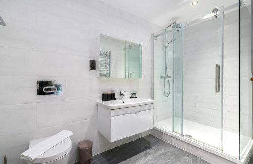 Stylish Hoxton 2 Bedroom 2 Bathroom Apartment With Balcony & Lift, Sleeps 6 - Foto 19