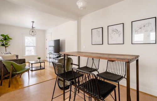 Hipster Vibe Apartment - Food Carts & Live Music - Photo 16